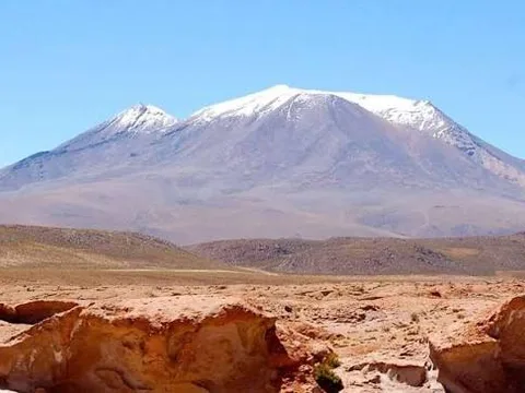 The snow-capped Ollagüe volcano