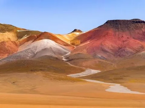 The red rock formations of the Siloli desert